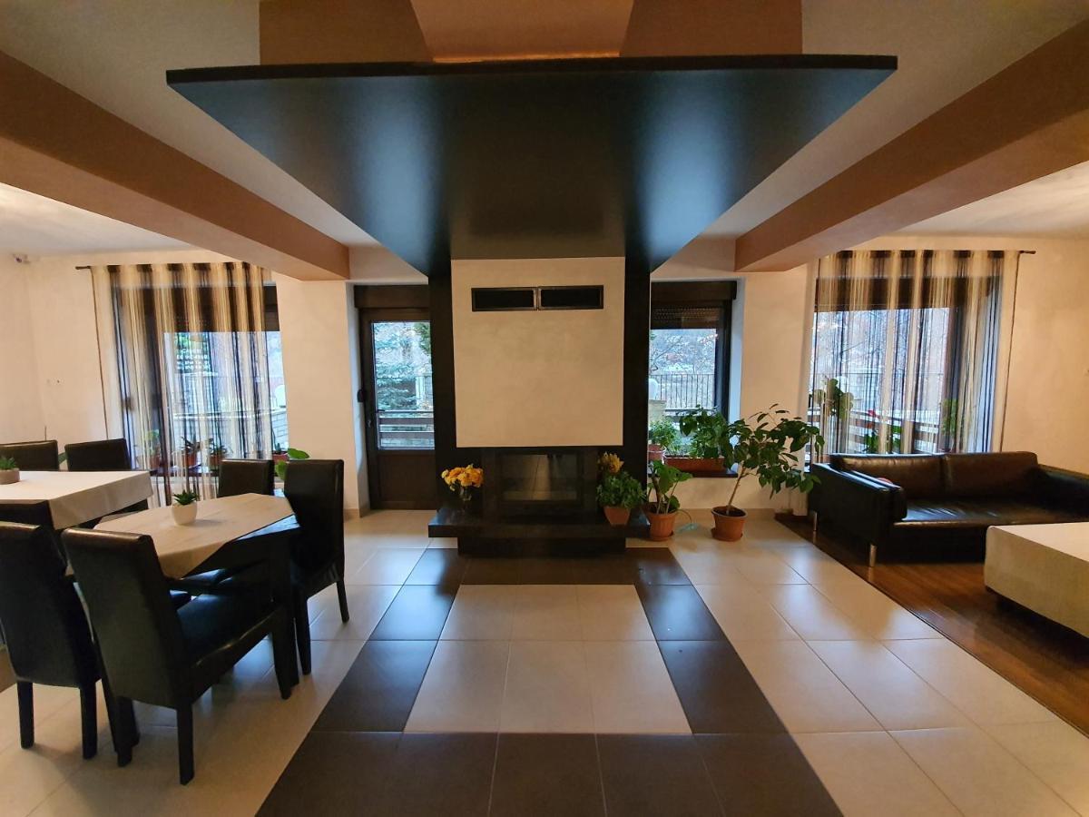 Pensiunea Public House Buşteni Esterno foto